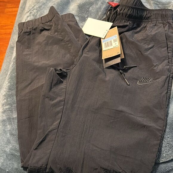 Men’s Nike Tech Woven Taper Leg Pants - Picture 4 of 5